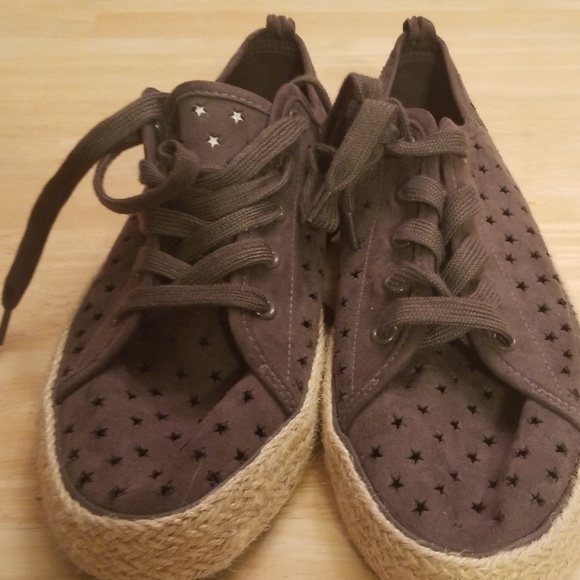 Universal Thread Perforated Suede Sneakers - Picture 2 of 5